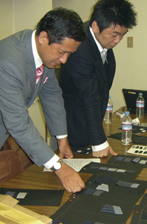季節ごとの生地サンプルを選んでいる 季節ごとの生地サンプルを選んでいる